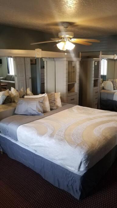 Hotel 5 Beds & 3 Baths Sleeps 11 Hotel Room Suite 102 Booking Стилуотер Экстерьер фото